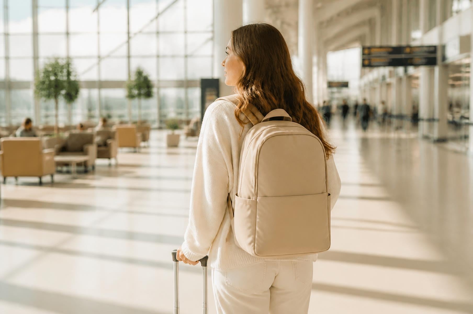 Traveller in an airport terminal with the Vacora backpack
